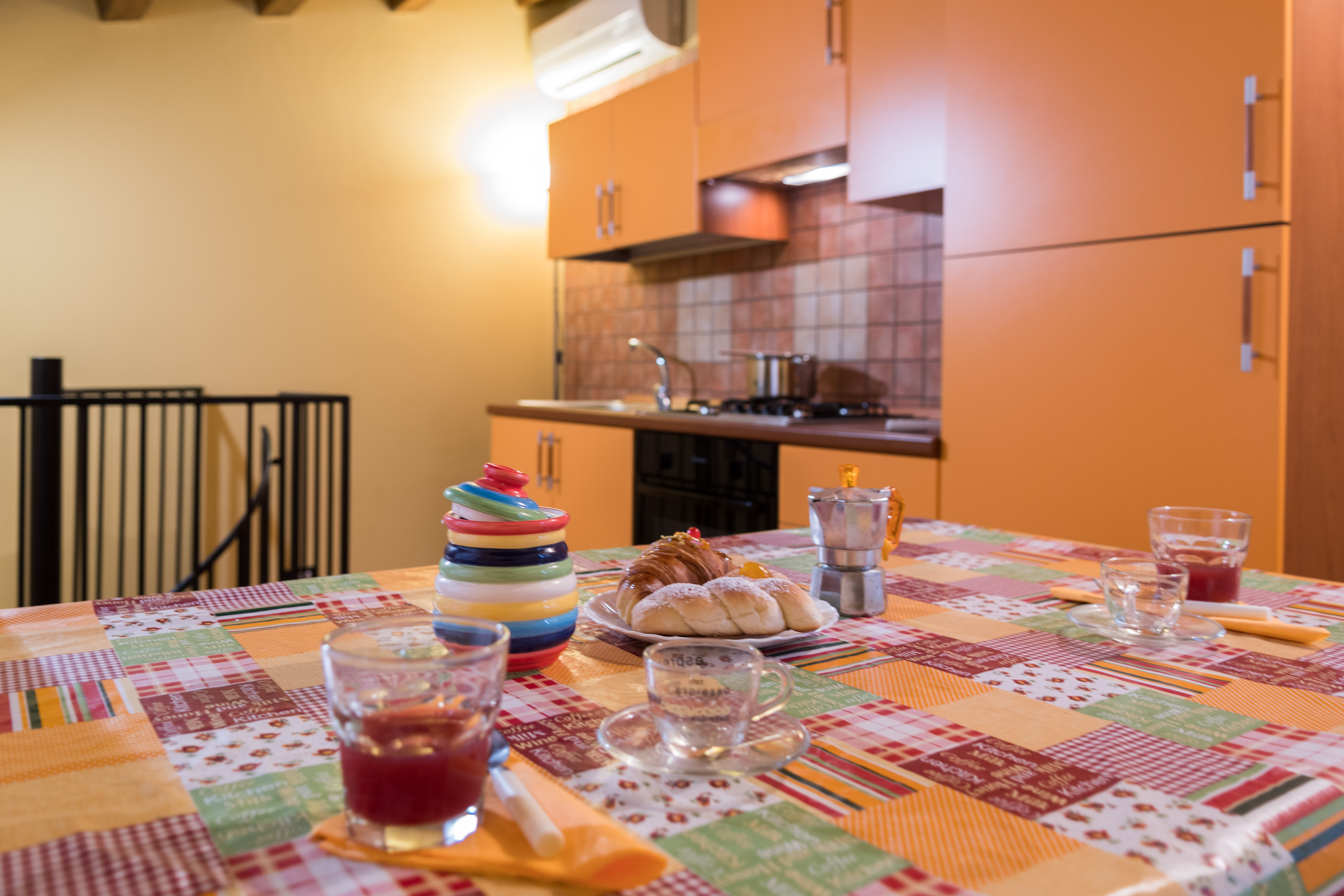 La cucina soggiorno con accesso al terrazzo del bivani