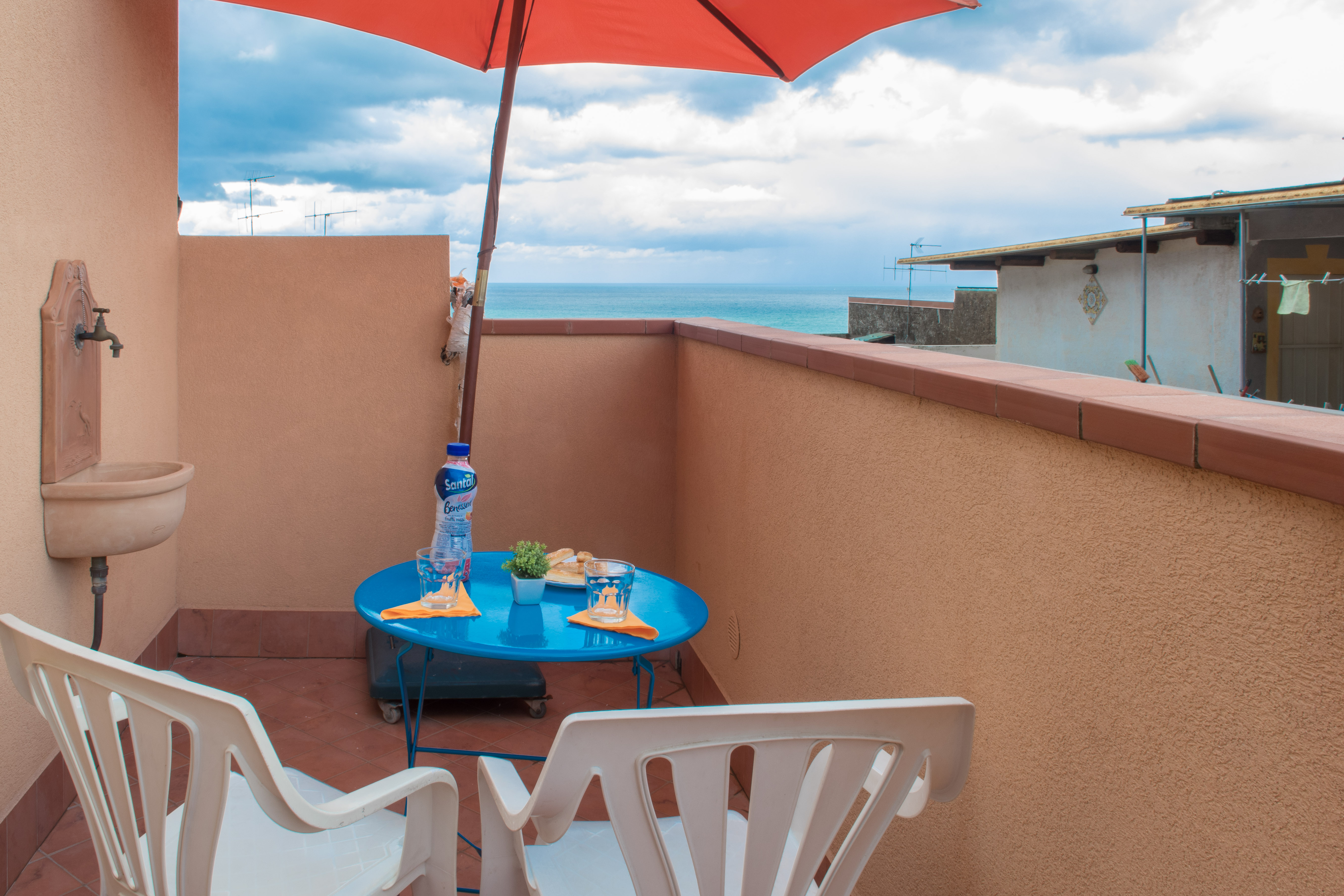 terrazzino con vista mare del trivani