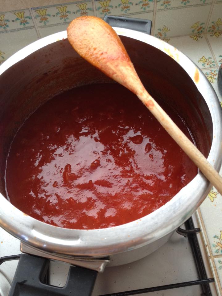 salsa di pomodoro per la preparazione della caponata di melanzane da fare nei nostri appartamenti