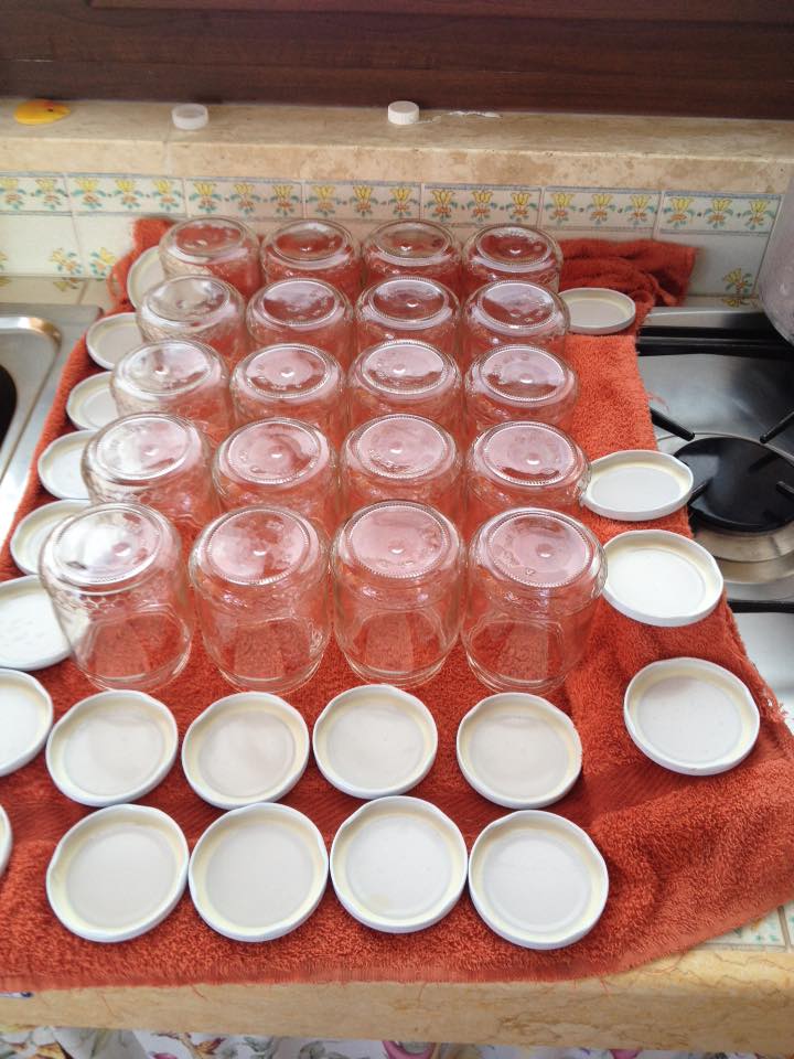 barattoli di vetro sterilizzati per la conserva della caponata siciliana