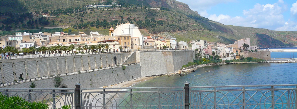 Il castello e il golfo di Piazza Petrolo