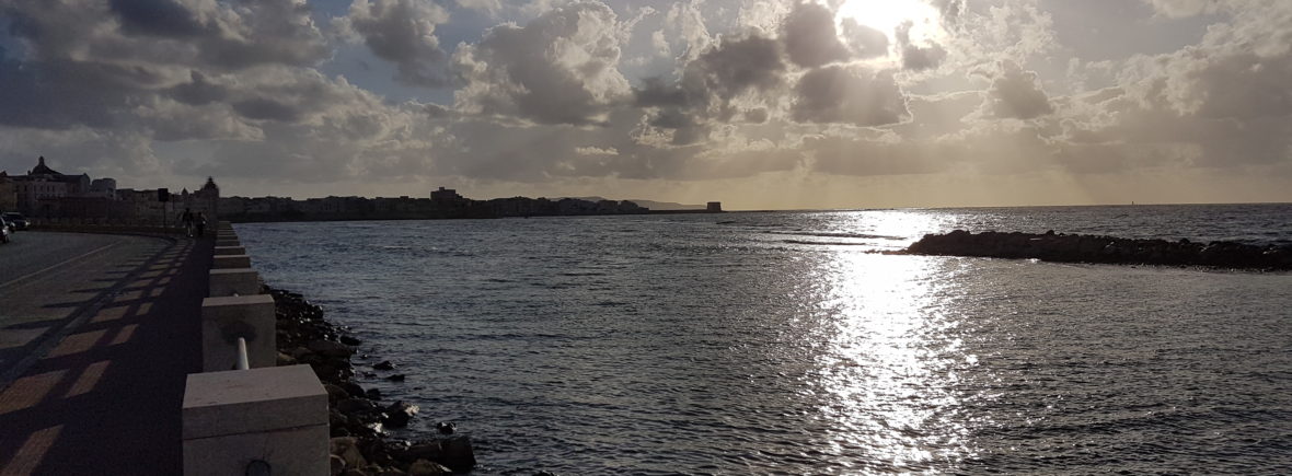Il mare siciliano, canale di comunicazione per migranti e commercio