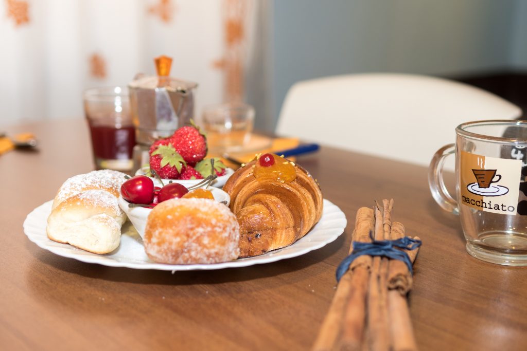 Tavola imbandita per la colazione a Castellammare del Golfo, Trapani