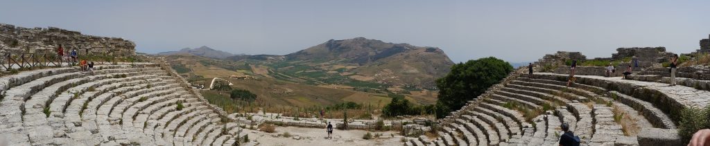 Il Teatro di Segesta con visuale sulle colline circostanti.